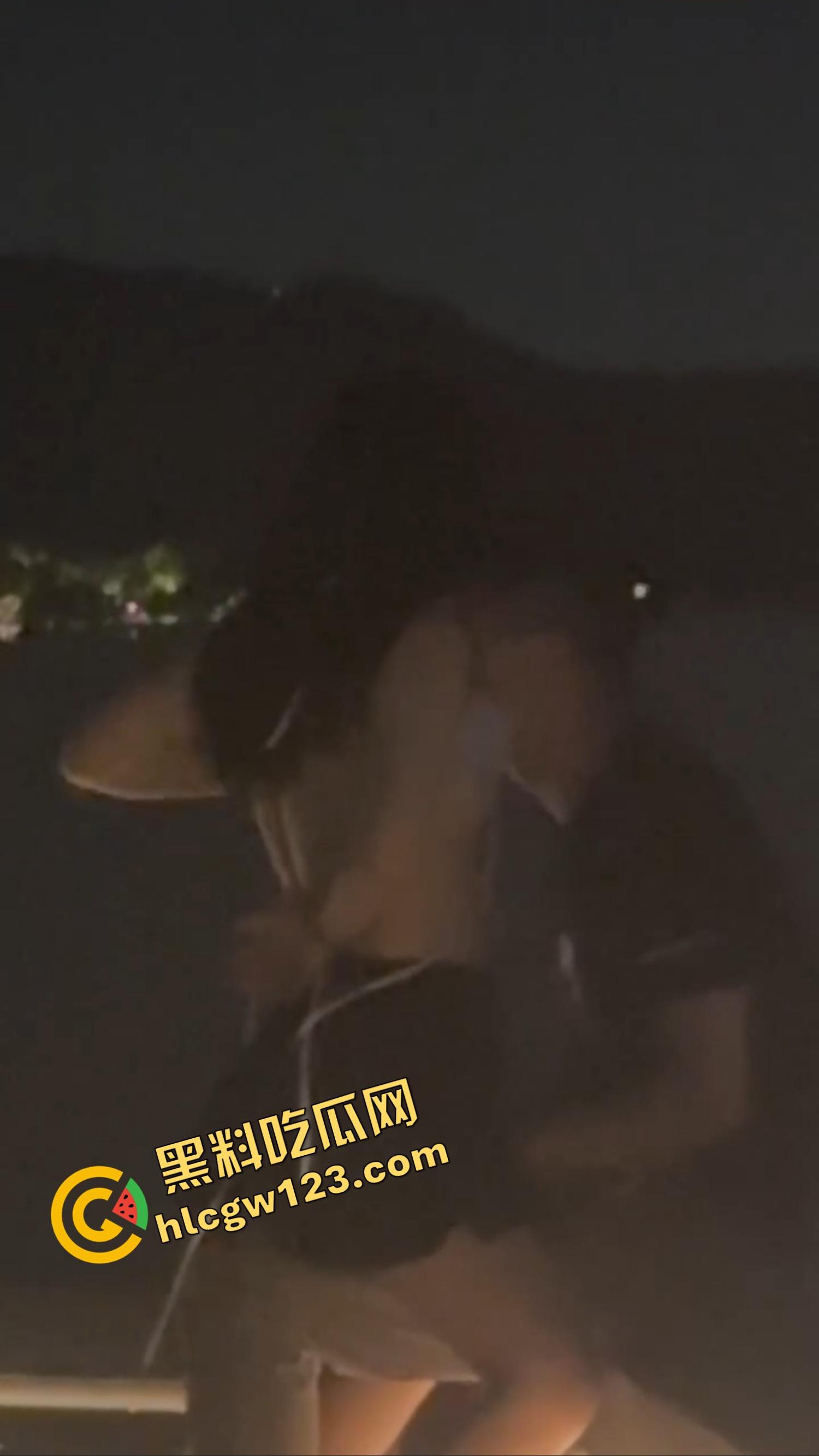 520武汉江边吊带一解开就吸奶，骚女当众喂奶开品，全程不遮羞，坐着就能当场操！-5