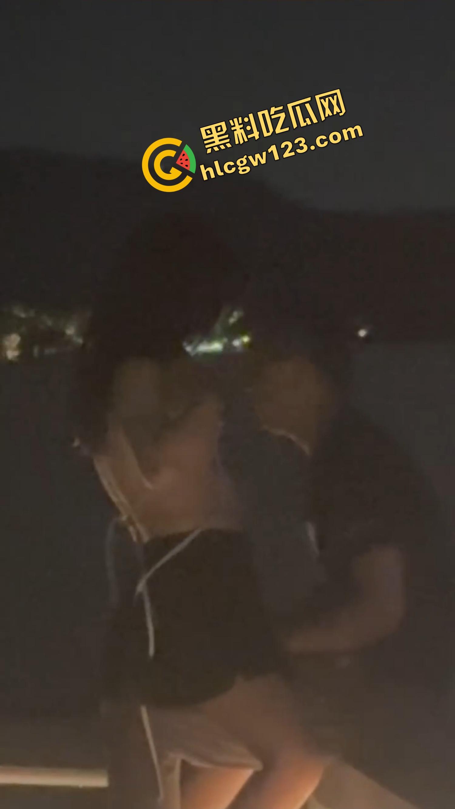 520武汉江边吊带一解开就吸奶，骚女当众喂奶开品，全程不遮羞，坐着就能当场操！-6