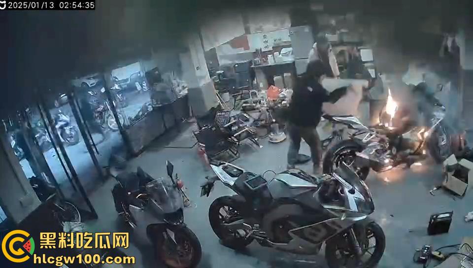 作死硬轰摩托油门导致起火，两个二逼有灭火器不用，短短5分钟整个店的摩托车都烧光了-7