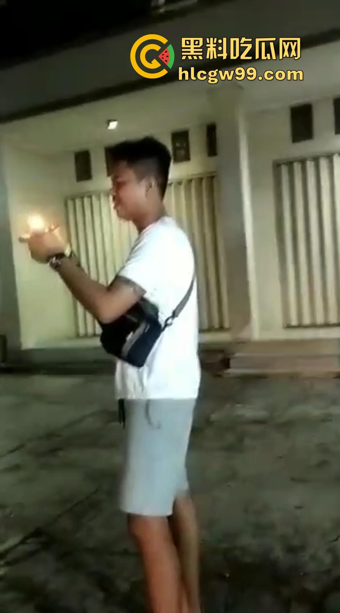 恐怖！烟花燃放失败案例又添一，这么大威力的你也敢手持呀！前面笑嘻嘻后面手都被炸烂。-1