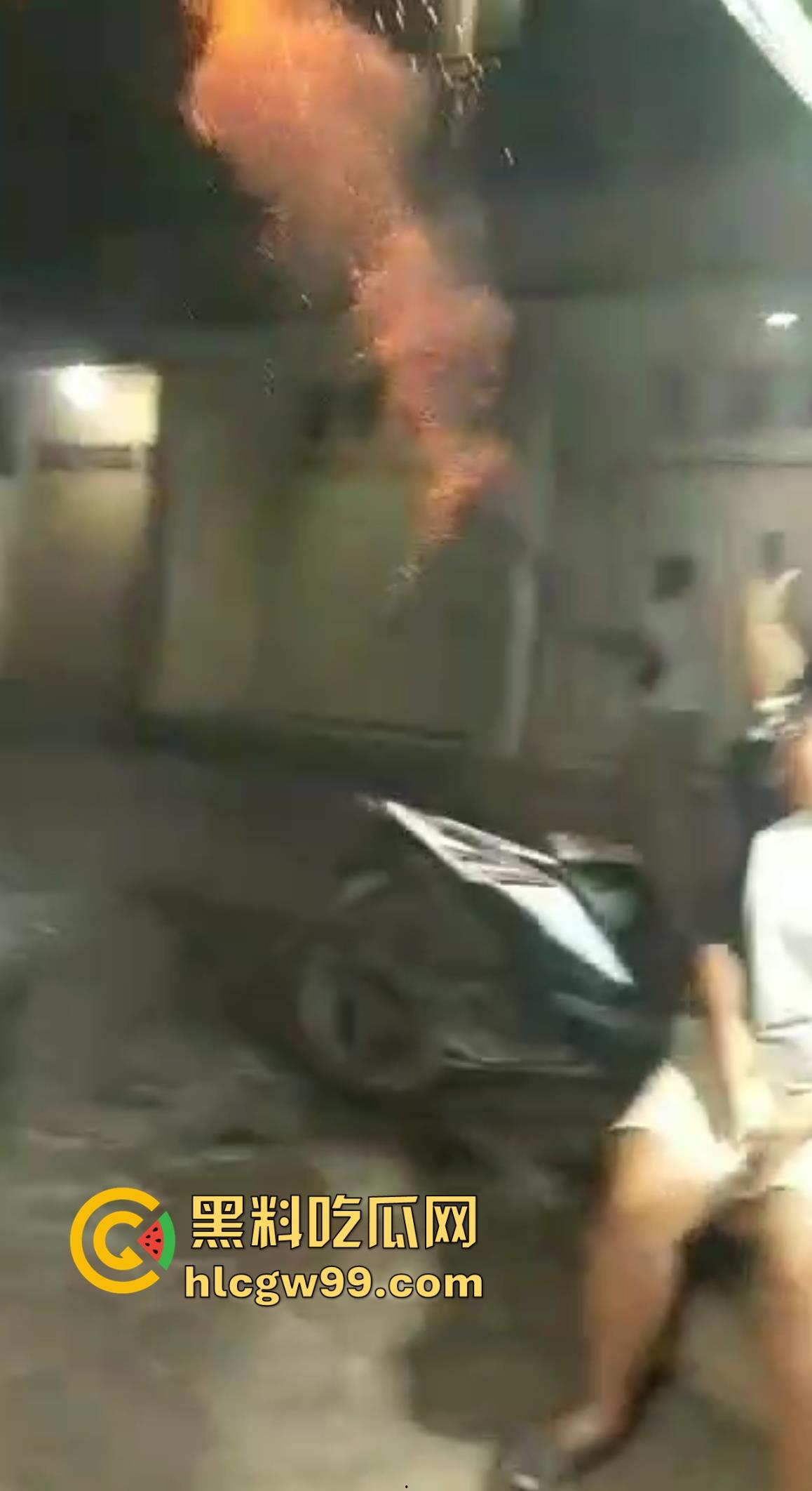 恐怖！烟花燃放失败案例又添一，这么大威力的你也敢手持呀！前面笑嘻嘻后面手都被炸烂。-3