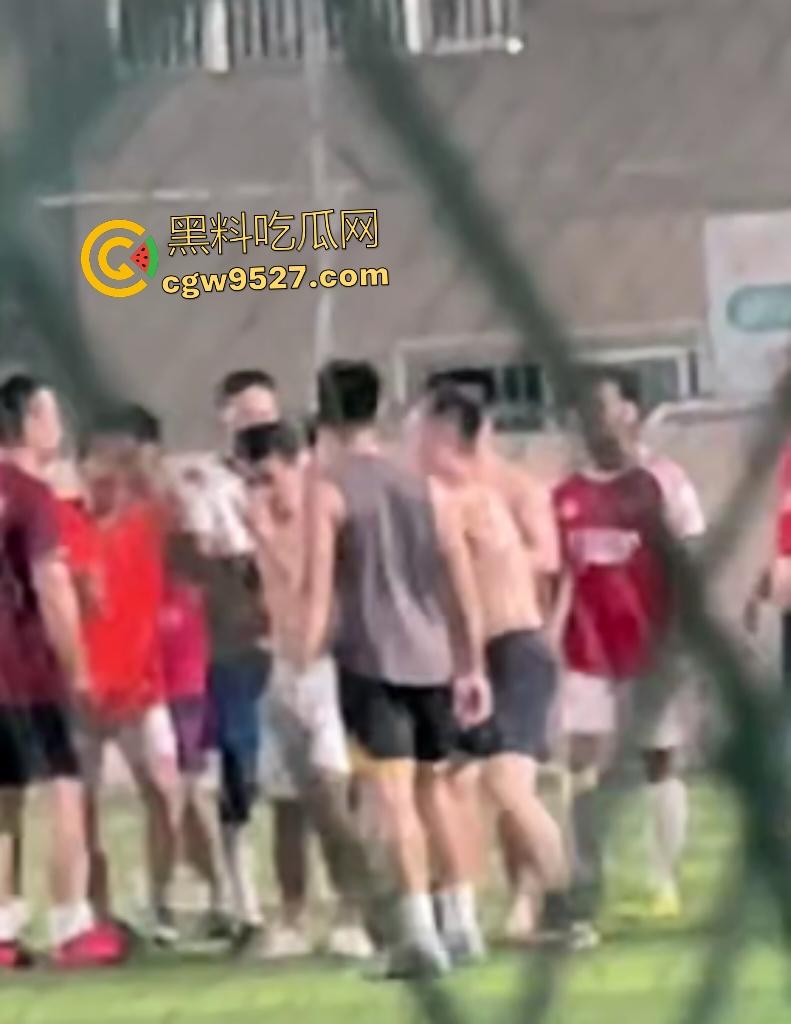 广西散打冠军灰衣男足球场血虐黄衣莽夫！两三成功力一拳爆鼻血，黄衣挑衅秒跪！-7