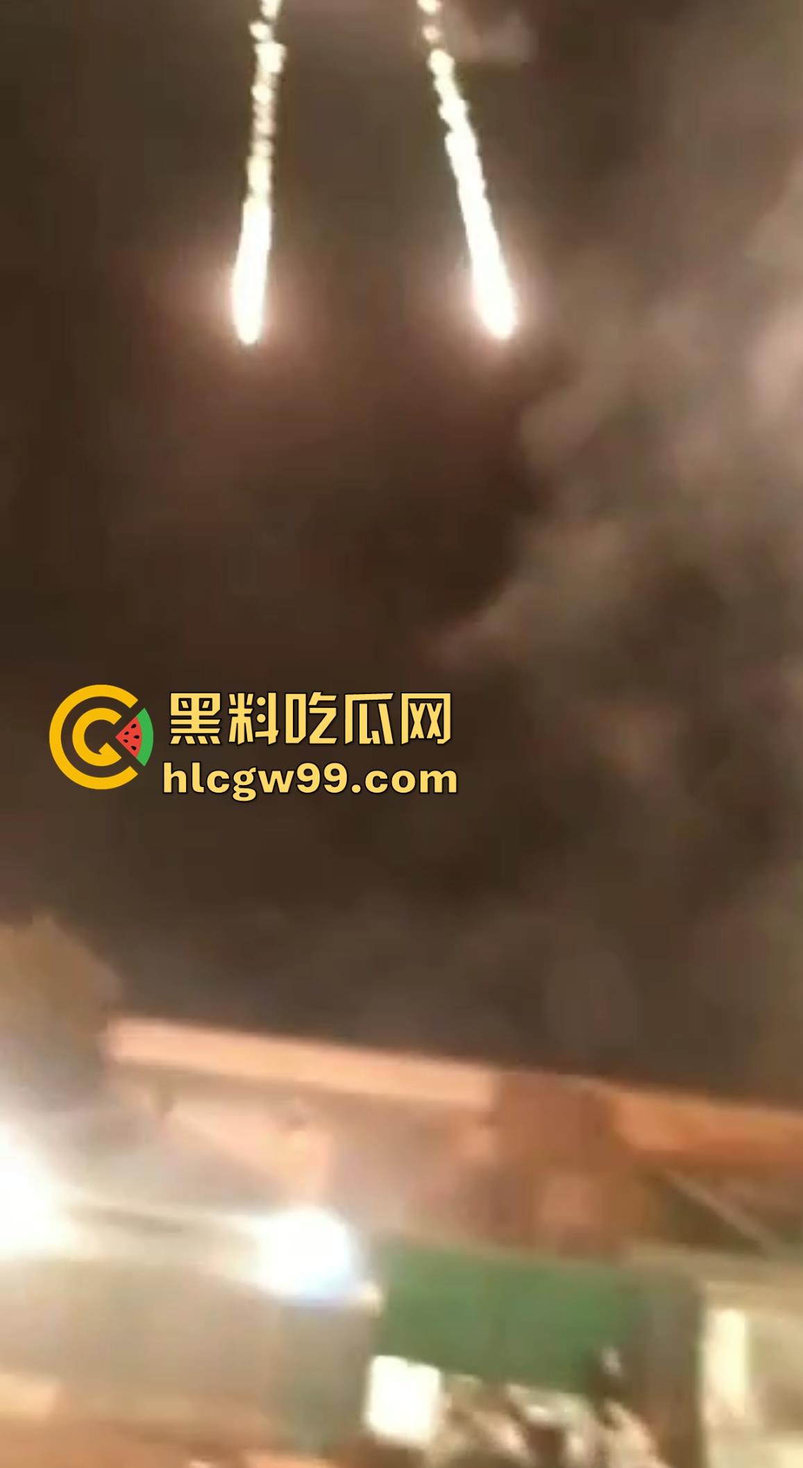 恐怖！烟花燃放失败案例又添一，这么大威力的你也敢手持呀！前面笑嘻嘻后面手都被炸烂。-4