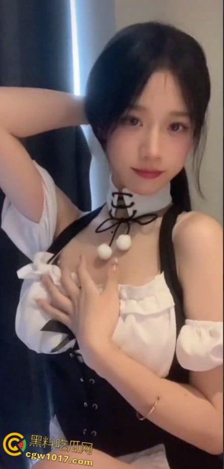 抖音百万粉丝女网红【小米粉】,为了流量竟然陪MCN负责人玩3P,娇小身材被各种爆操,实锤左手镯子都一摸一样!-4