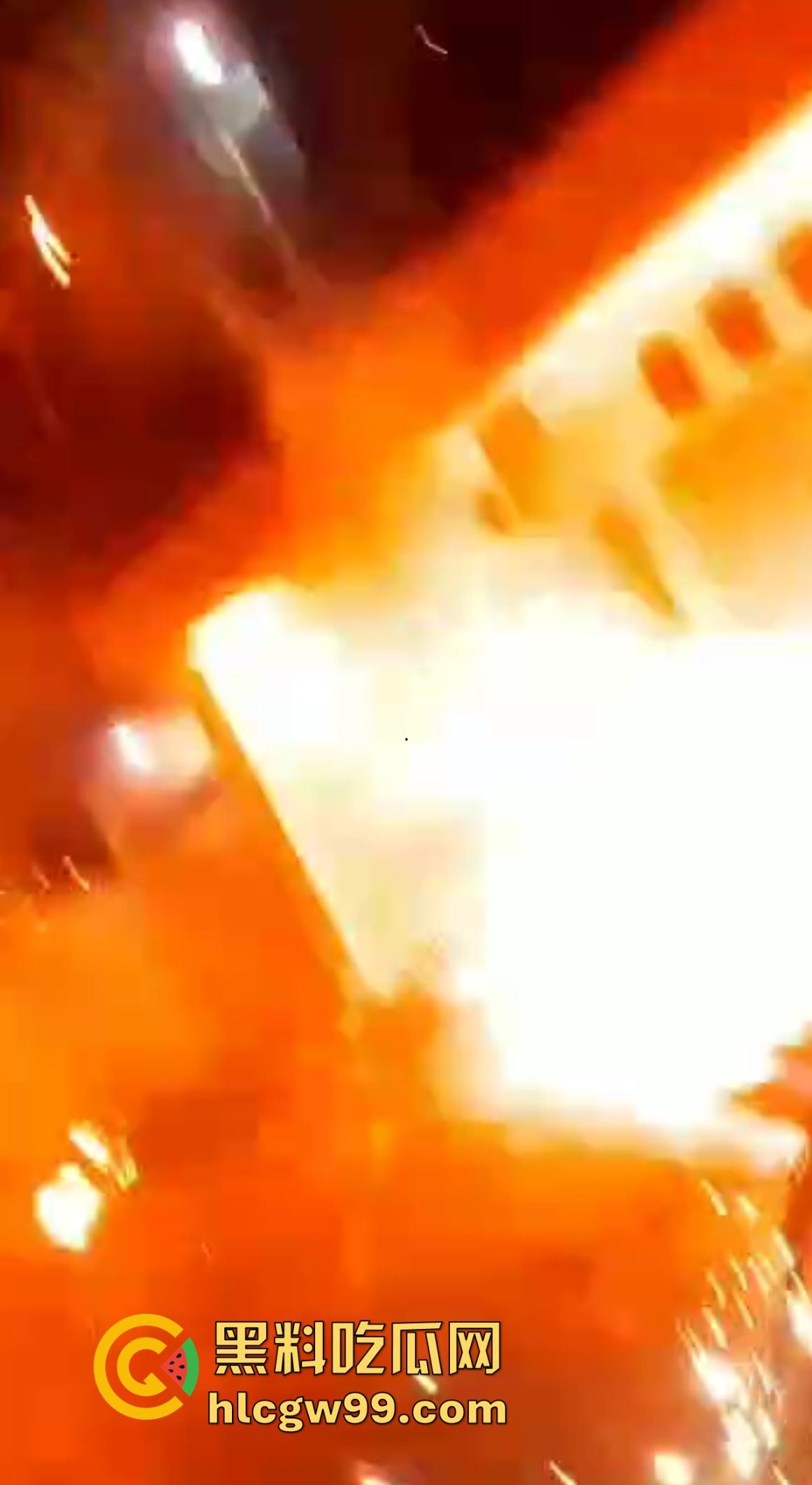 恐怖！烟花燃放失败案例又添一，这么大威力的你也敢手持呀！前面笑嘻嘻后面手都被炸烂。-8