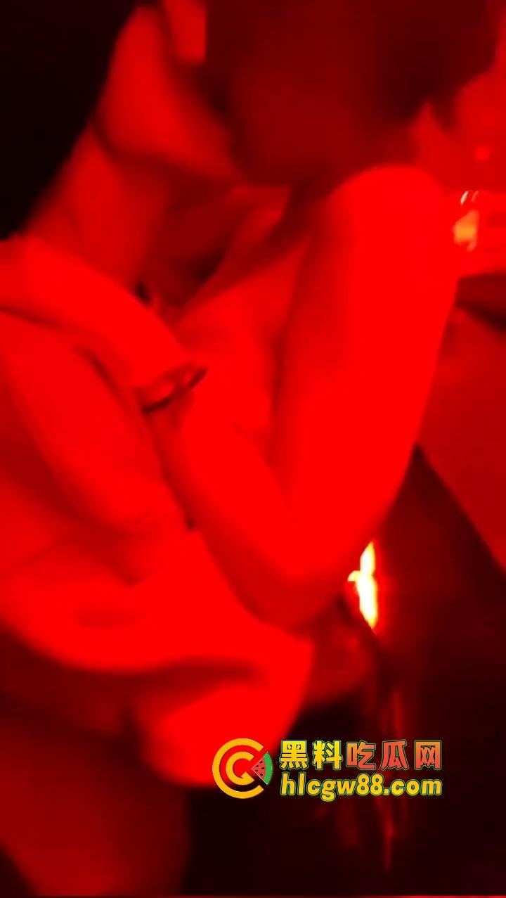 再见了朋友,今晚我就要起航!夜店丰乳肥臀小骚逼,直接摸逼闻味,确认确认无异味即刻战斗状态!-4