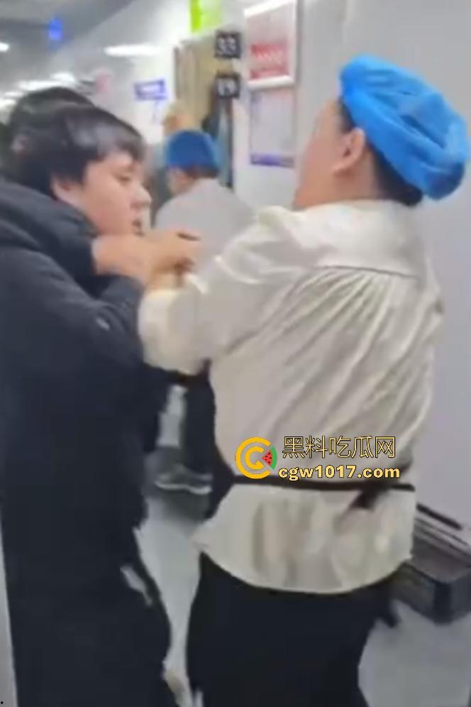 商家出餐3小时外卖小哥迟到餐被抢光,送餐小哥兽性大发殴打女店员,商家怒吼“你早干嘛去了”!-1