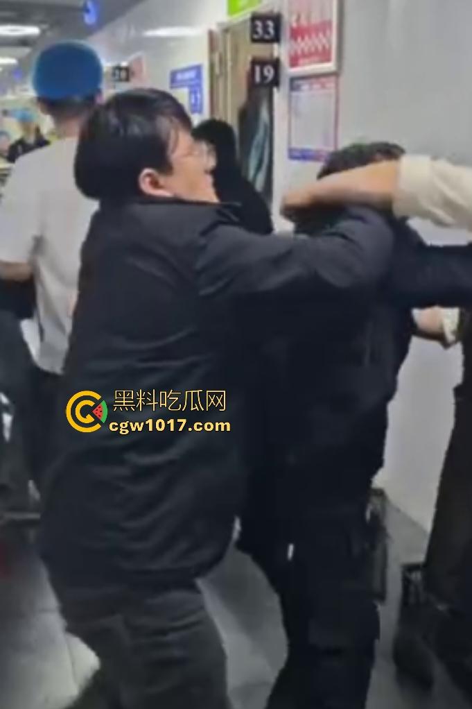 商家出餐3小时外卖小哥迟到餐被抢光,送餐小哥兽性大发殴打女店员,商家怒吼“你早干嘛去了”!-2