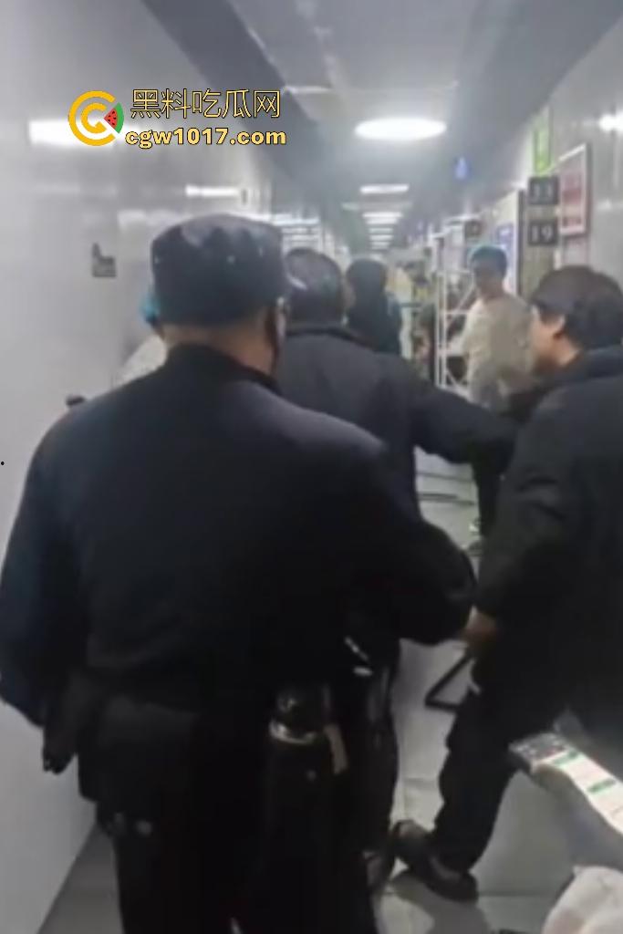 商家出餐3小时外卖小哥迟到餐被抢光,送餐小哥兽性大发殴打女店员,商家怒吼“你早干嘛去了”!-6