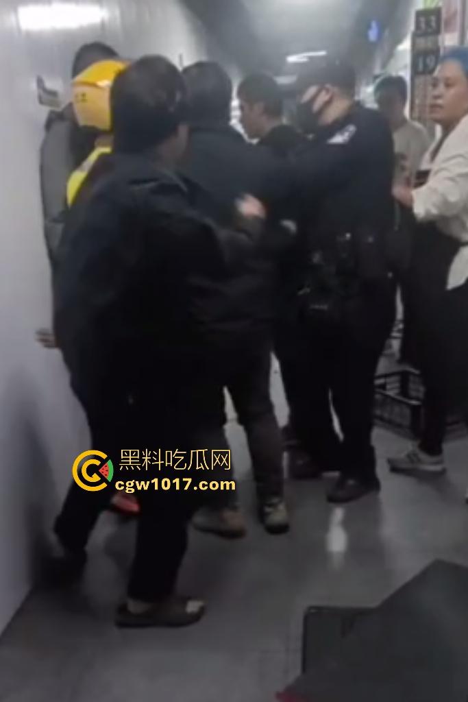 商家出餐3小时外卖小哥迟到餐被抢光,送餐小哥兽性大发殴打女店员,商家怒吼“你早干嘛去了”!-7