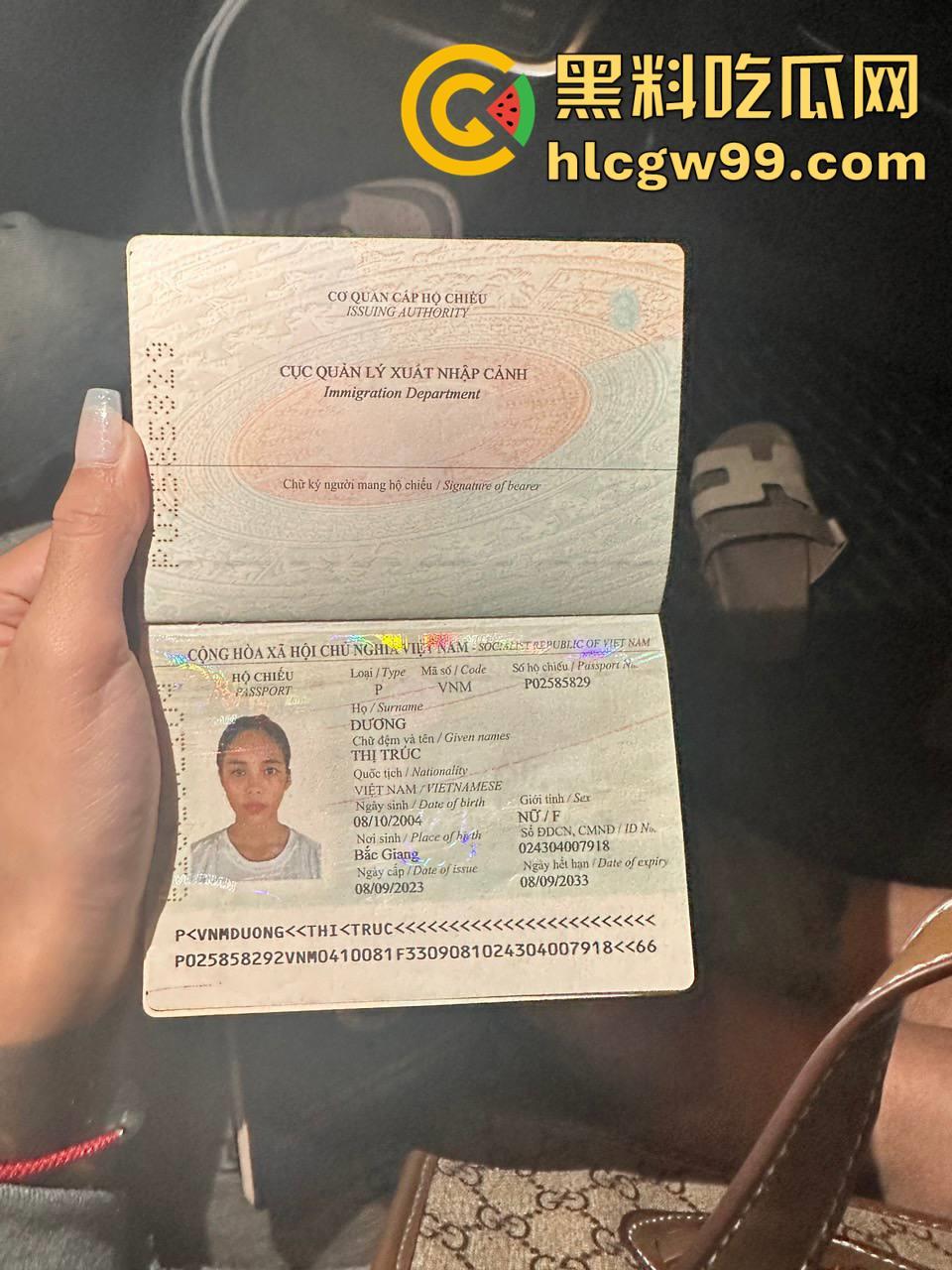 越南妹长期出轨浪荡成性,还被情夫发送私密视频挑衅,绿帽老公忍无可忍曝光私密视频-1