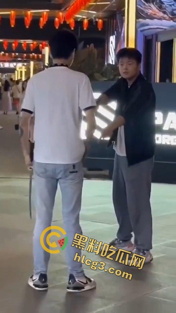 四川自贡梵华1939商业中心持枪争执，激烈对峙震撼全网！-4