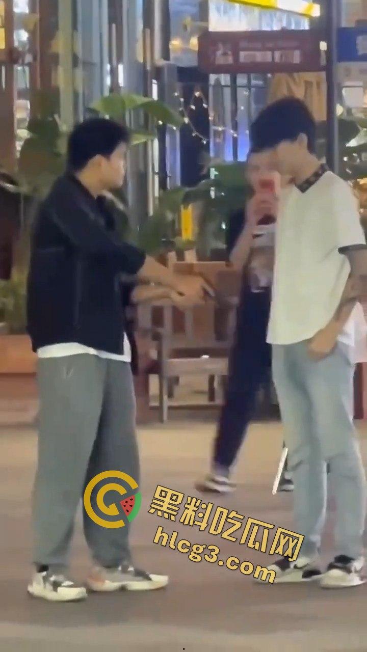 四川自贡梵华1939商业中心持枪争执，激烈对峙震撼全网！-5