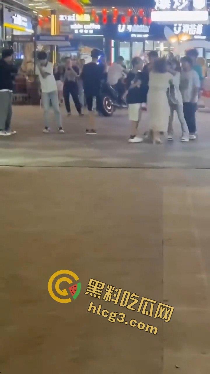 四川自贡梵华1939商业中心持枪争执，激烈对峙震撼全网！-6