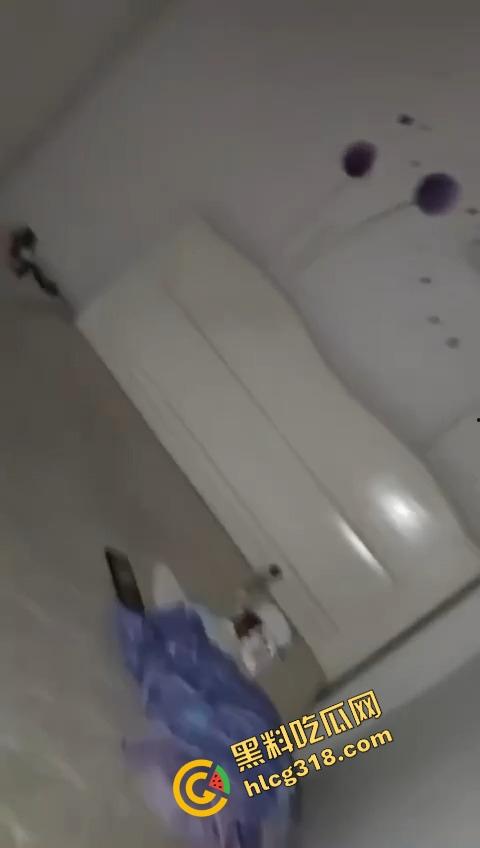 基佬约炮骗到瓜友聊天记录曝光,黑丝女装大佬脱裤惊现大吊,一夜情变基情,瓜友差点被开后门!-4