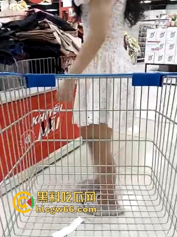 俩女同骚母狗塞跳蛋逛街，超市玩露出一路颤着浪叫进了更衣室，玩逼玩到高潮尿都流一地！-5