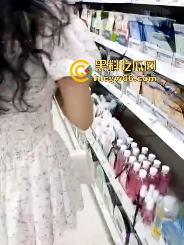 俩女同骚母狗塞跳蛋逛街，超市玩露出一路颤着浪叫进了更衣室，玩逼玩到高潮尿都流一地！-12