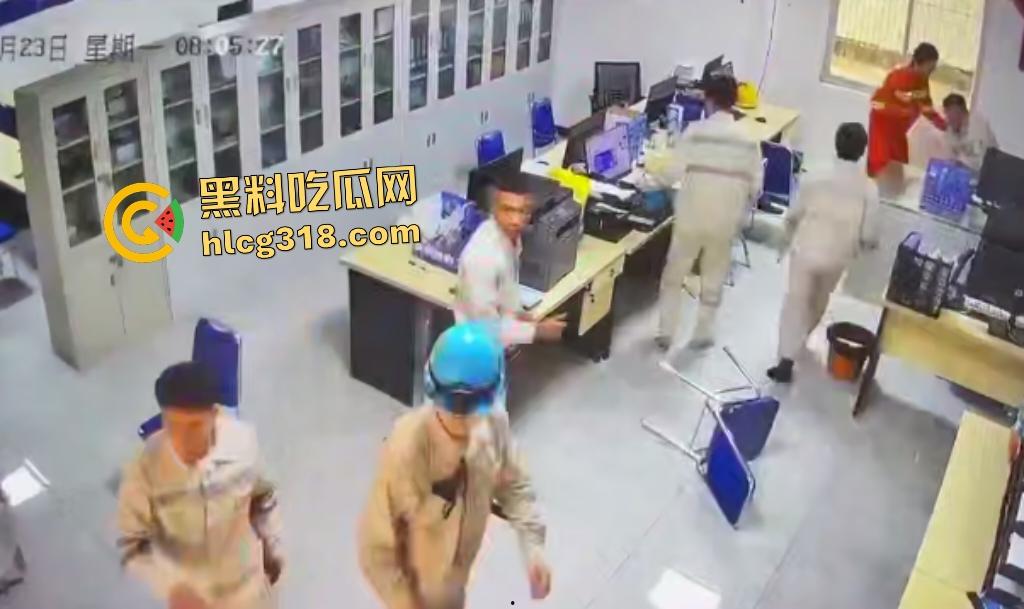 刀仔偷袭工程办公室！员工因看见领导偷情自己老婆的视频连桶数刀报复领导逃逸，这才是真男人啊！-5