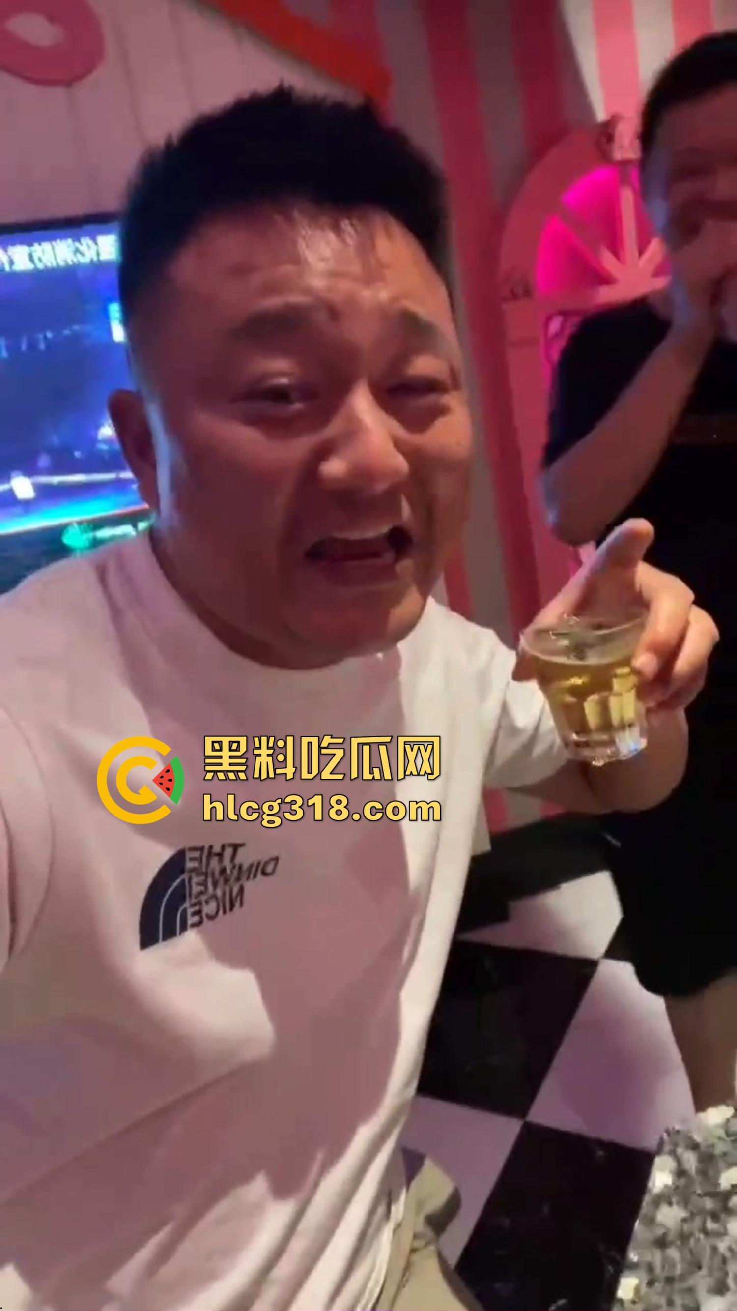 KTV里都开始轮流干嫂子，兄弟喊麦伴奏，兄弟老婆众人炮架都能当众干，喝酒唱歌举杯助兴！-7