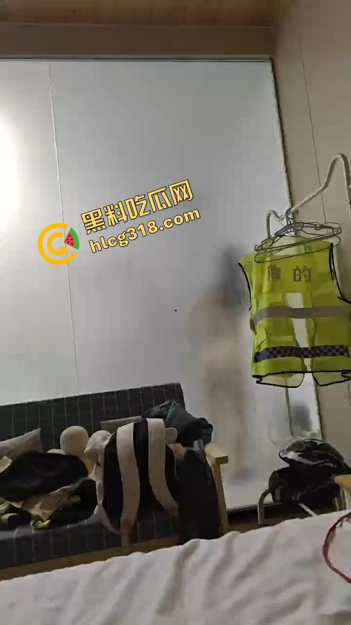 群友跑摩的累成狗,想打一炮结果进来个疯癫女大,洗澡洗到自嗨跳舞,这炮宁愿退钱也不打了!-6