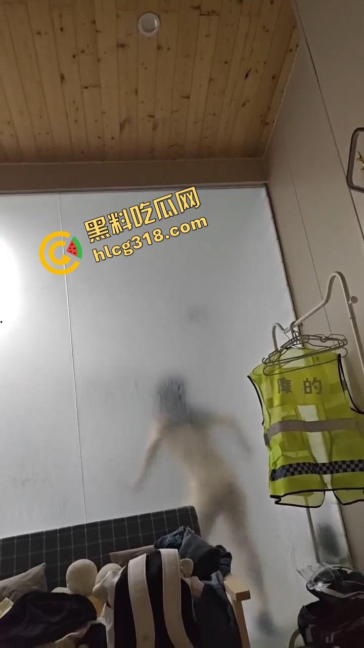 群友跑摩的累成狗,想打一炮结果进来个疯癫女大,洗澡洗到自嗨跳舞,这炮宁愿退钱也不打了!-8