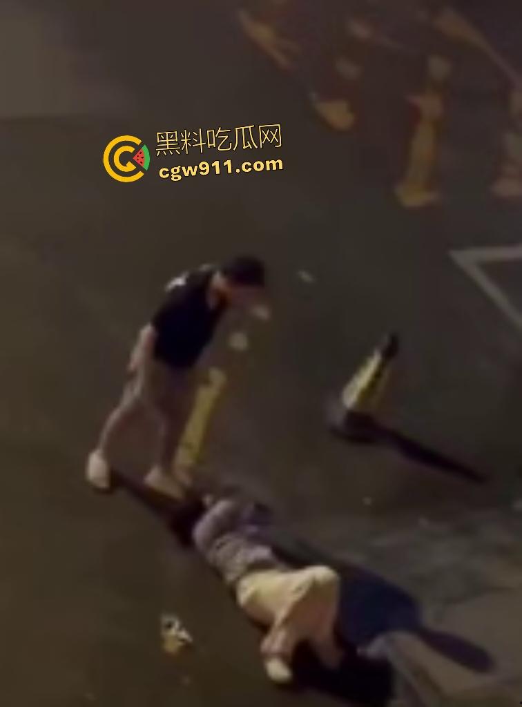广西南宁情侣夜晚扰民,女友疯魔石头砸豪车,男友坐地被一脚踢喉管倒地,女友还补刀狂踹,不踢死不罢休!-1