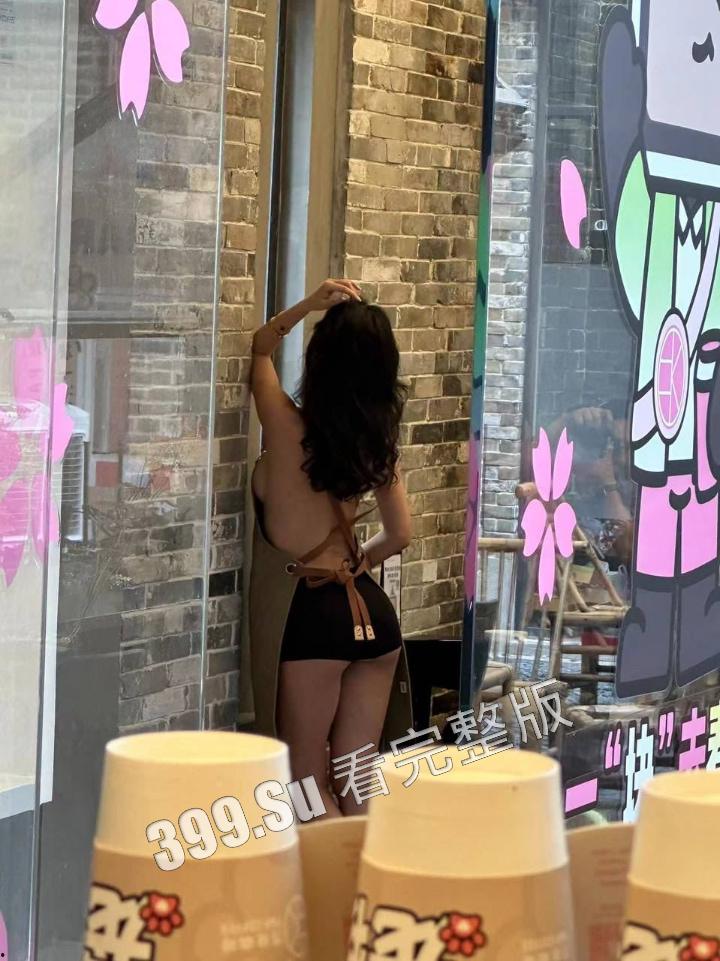 网友爆料方块咖啡门店进行色情营销  服务员穿着暴露装  方块咖啡官网回应 是露出模特不听劝，进店拍摄擦边露奶照，已报警-5