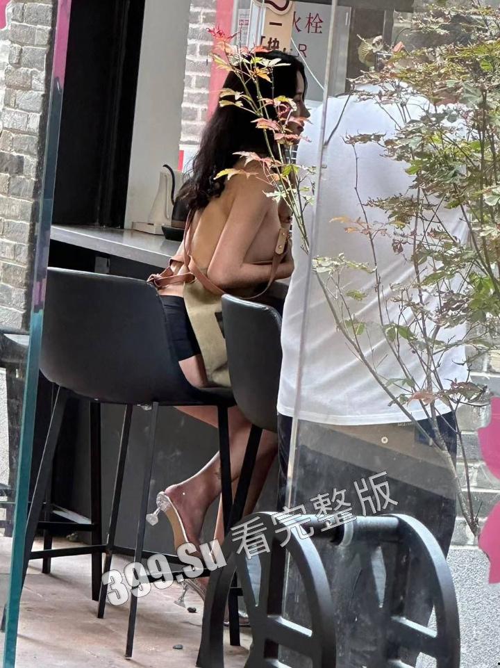 网友爆料方块咖啡门店进行色情营销  服务员穿着暴露装  方块咖啡官网回应 是露出模特不听劝，进店拍摄擦边露奶照，已报警-10