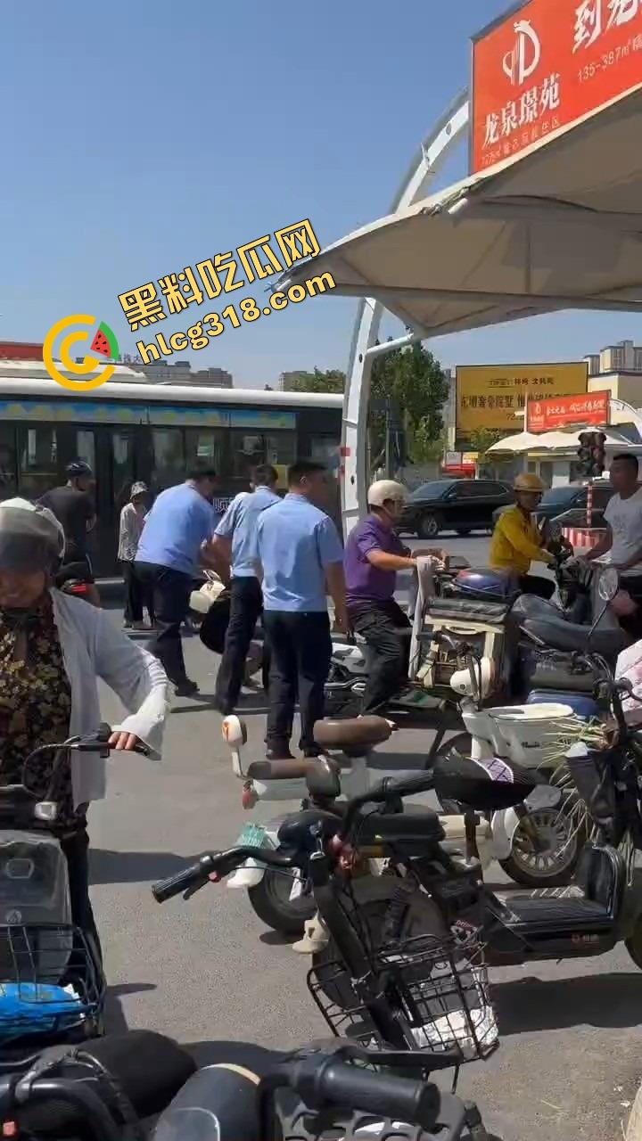 山东菏泽违停被贴条不服还爬警车狂吼,网红『玲玲宝贝』在线上演癫婆斗交警!-6