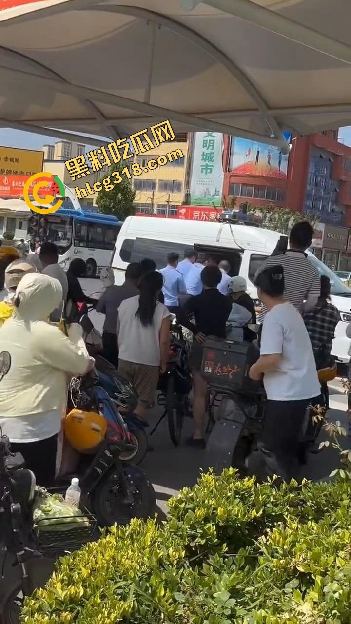 山东菏泽违停被贴条不服还爬警车狂吼,网红『玲玲宝贝』在线上演癫婆斗交警!-8