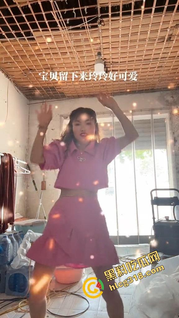 山东菏泽违停被贴条不服还爬警车狂吼,网红『玲玲宝贝』在线上演癫婆斗交警!-10