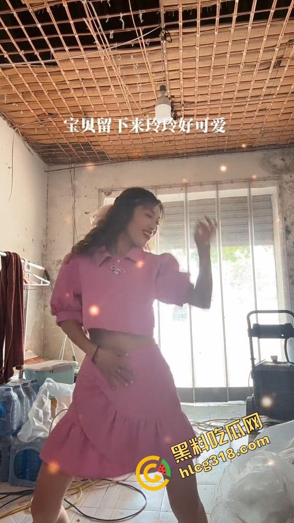 山东菏泽违停被贴条不服还爬警车狂吼,网红『玲玲宝贝』在线上演癫婆斗交警!-11