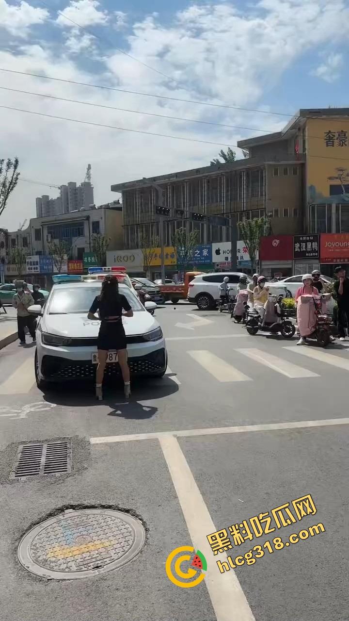 山东菏泽违停被贴条不服还爬警车狂吼,网红『玲玲宝贝』在线上演癫婆斗交警!-12