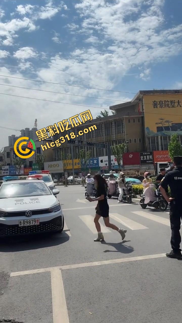 山东菏泽违停被贴条不服还爬警车狂吼,网红『玲玲宝贝』在线上演癫婆斗交警!-14