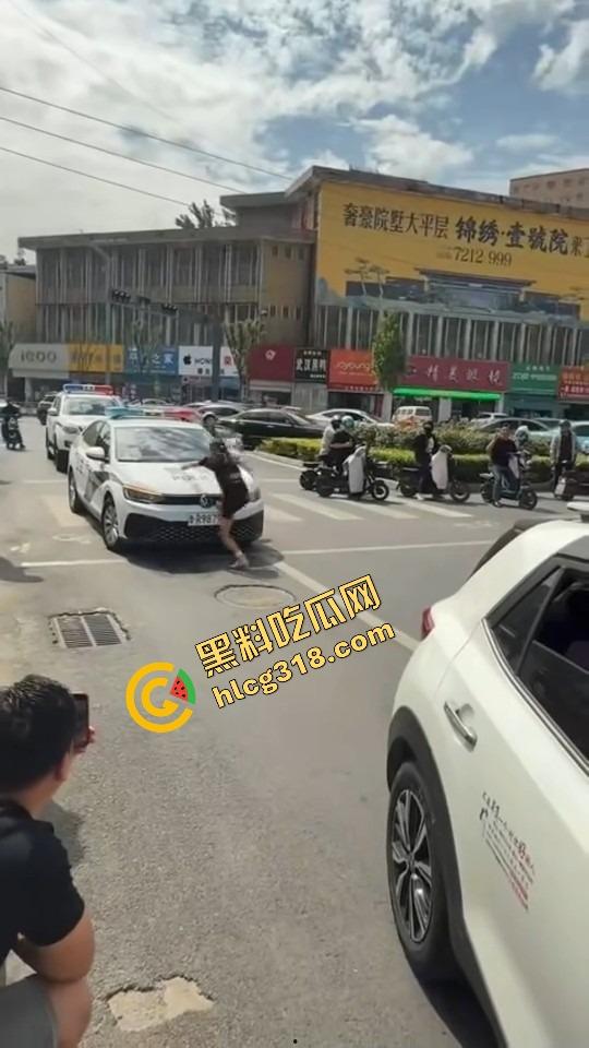 山东菏泽违停被贴条不服还爬警车狂吼,网红『玲玲宝贝』在线上演癫婆斗交警!-15