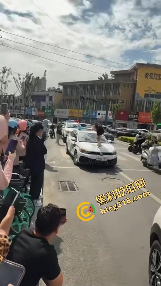 山东菏泽违停被贴条不服还爬警车狂吼,网红『玲玲宝贝』在线上演癫婆斗交警!-16
