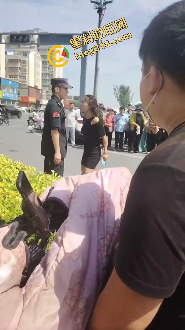 山东菏泽违停被贴条不服还爬警车狂吼,网红『玲玲宝贝』在线上演癫婆斗交警!-19