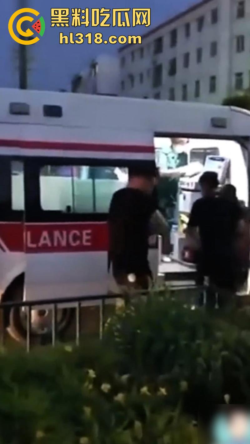 秦皇岛红桥里砍人事件,持刀报复社会在大街上见人就砍,据说有20多人被砍,目前人已被逮捕!-5