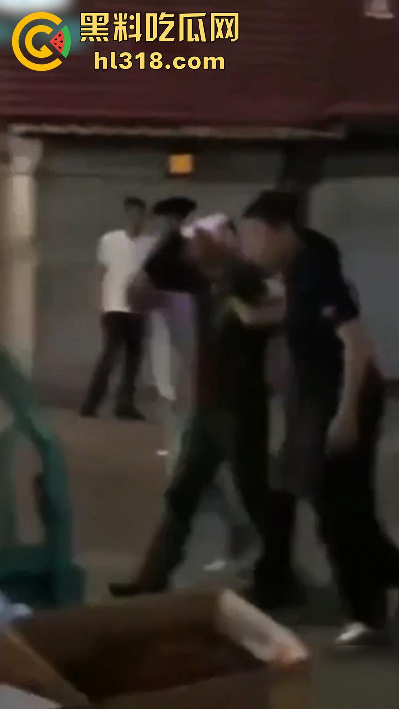 秦皇岛红桥里砍人事件,持刀报复社会在大街上见人就砍,据说有20多人被砍,目前人已被逮捕!-6