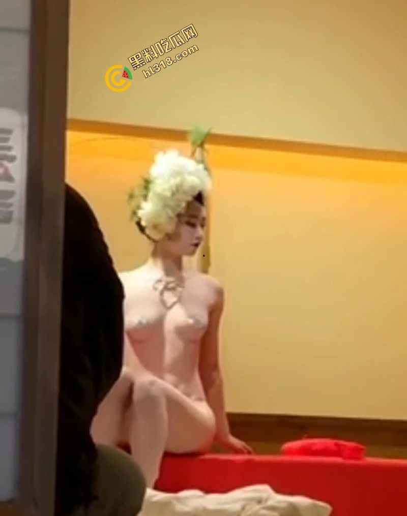 富商品鉴日本特色人体寿司偷拍视频流出,艺妓美女优雅褪下和服,露出白嫩肉体,秀色可餐!-1