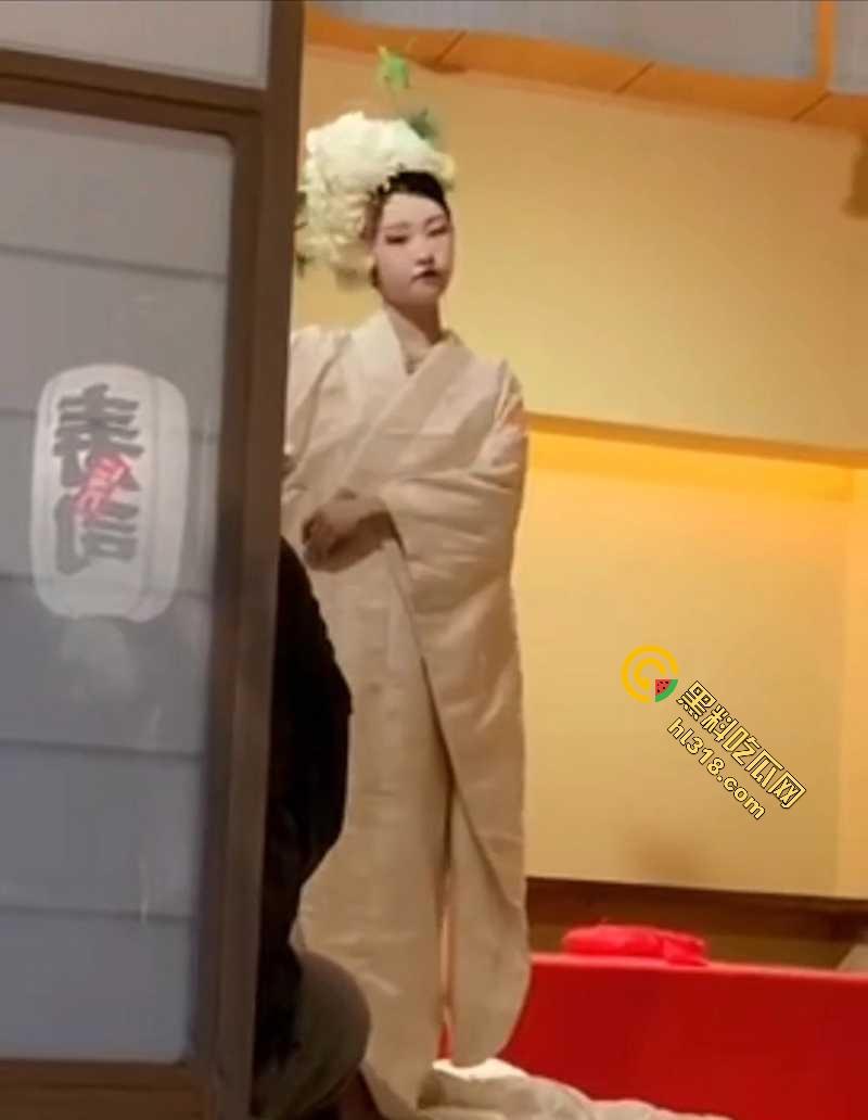 富商品鉴日本特色人体寿司偷拍视频流出,艺妓美女优雅褪下和服,露出白嫩肉体,秀色可餐!-6