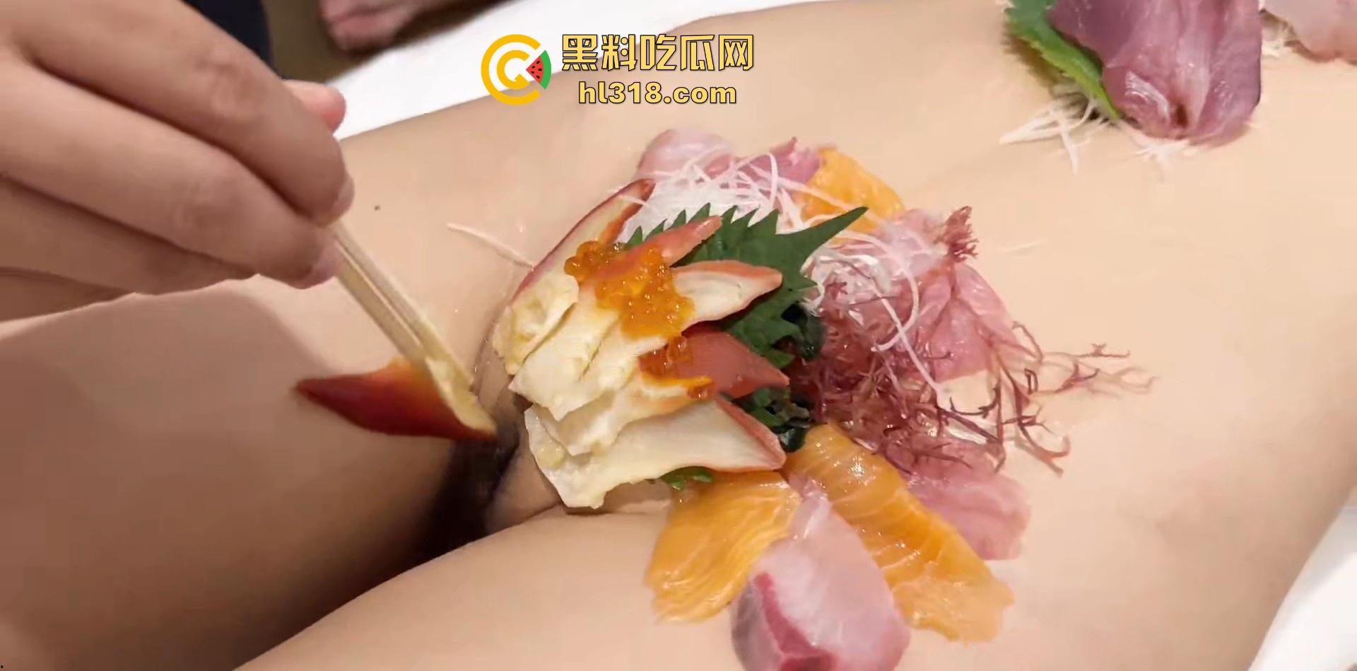 富商品鉴日本特色人体寿司偷拍视频流出,艺妓美女优雅褪下和服,露出白嫩肉体,秀色可餐!-8