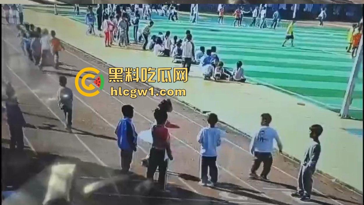 河北承德小学惊现暴力小萝莉!操场上猛踢同班男孩,下脚毫不留情,果然小小年纪就带劲!-2