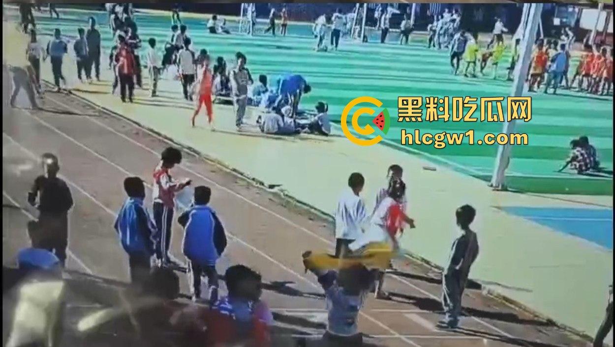 河北承德小学惊现暴力小萝莉!操场上猛踢同班男孩,下脚毫不留情,果然小小年纪就带劲!-4
