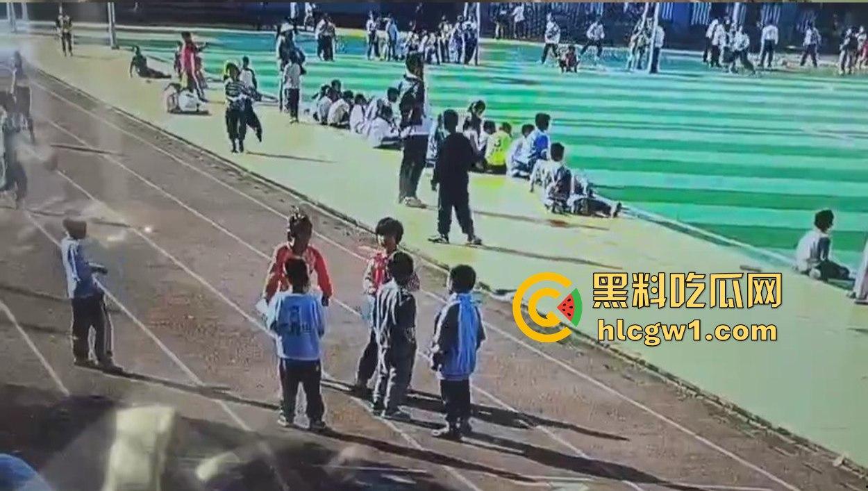 河北承德小学惊现暴力小萝莉!操场上猛踢同班男孩,下脚毫不留情,果然小小年纪就带劲!-8