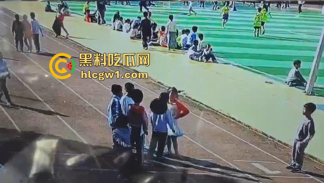 河北承德小学惊现暴力小萝莉!操场上猛踢同班男孩,下脚毫不留情,果然小小年纪就带劲!-9
