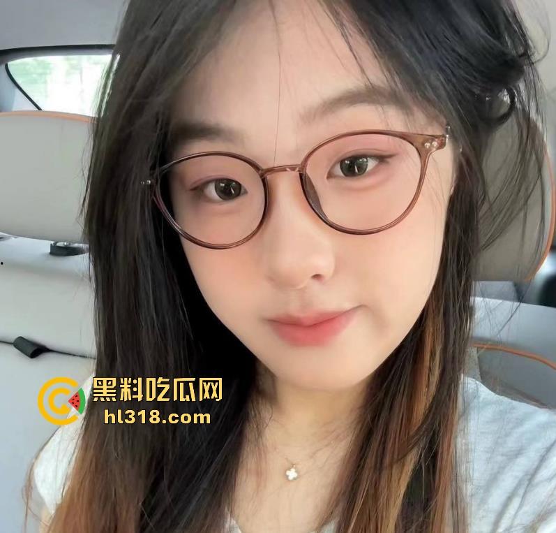 小情侣在长椅上亲密被偷拍,眼镜骚女自动骑乘,男的又是揉胸,又是抠逼的,没钱开房吗?-1