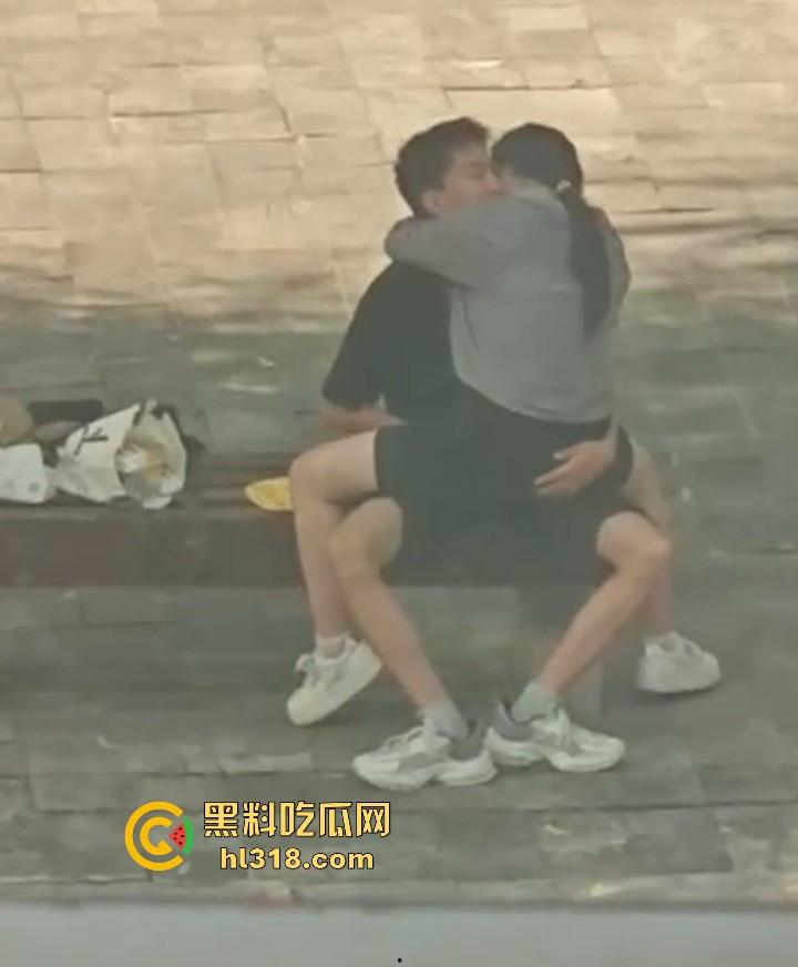 小情侣在长椅上亲密被偷拍,眼镜骚女自动骑乘,男的又是揉胸,又是抠逼的,没钱开房吗?-3