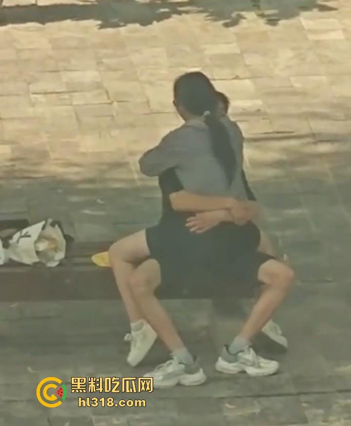 小情侣在长椅上亲密被偷拍,眼镜骚女自动骑乘,男的又是揉胸,又是抠逼的,没钱开房吗?-4