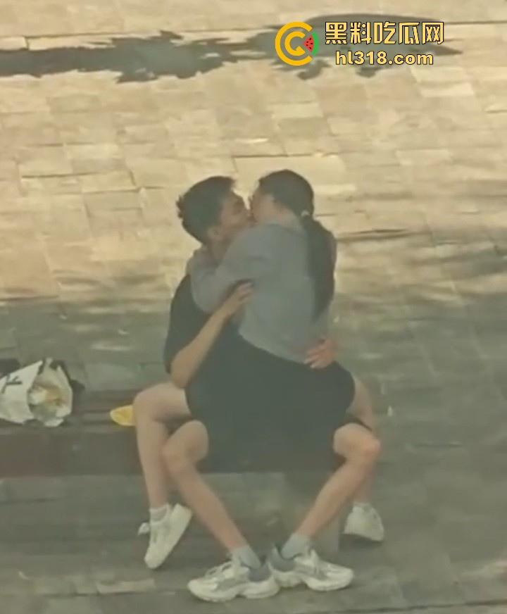 小情侣在长椅上亲密被偷拍,眼镜骚女自动骑乘,男的又是揉胸,又是抠逼的,没钱开房吗?-6